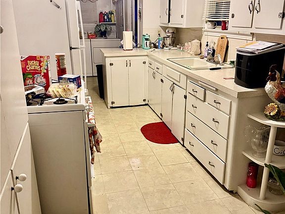 2nd image of 901 Elm Ave