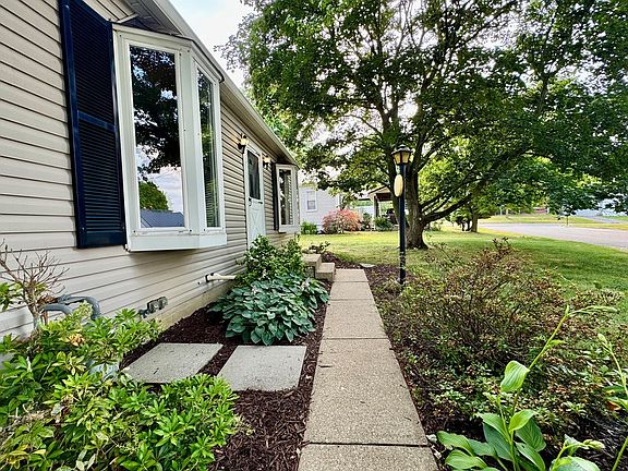2nd image of 819 Hilltop Dr