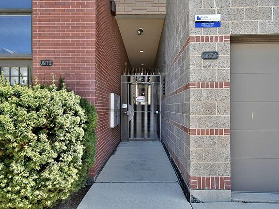 2nd image of 2455 N Clybourn Ave