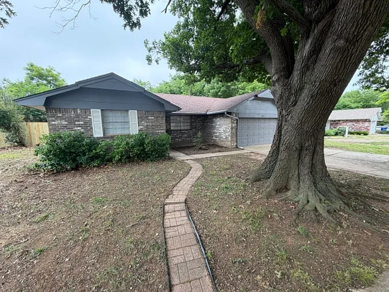 1918 Oakhill Dr — Photo 10