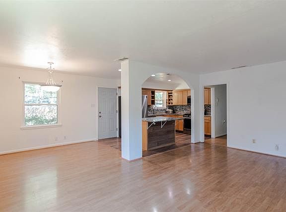 5th image of 2323 Highwood Dr