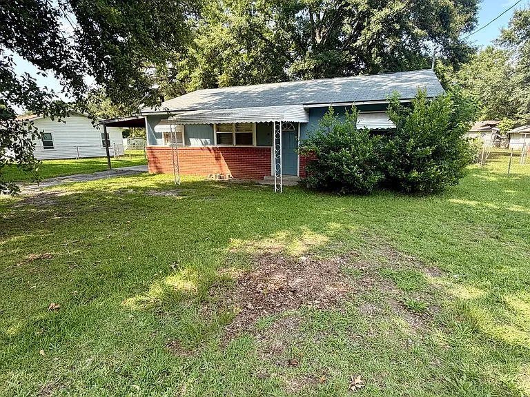 208 Crescent Dr — Photo 2