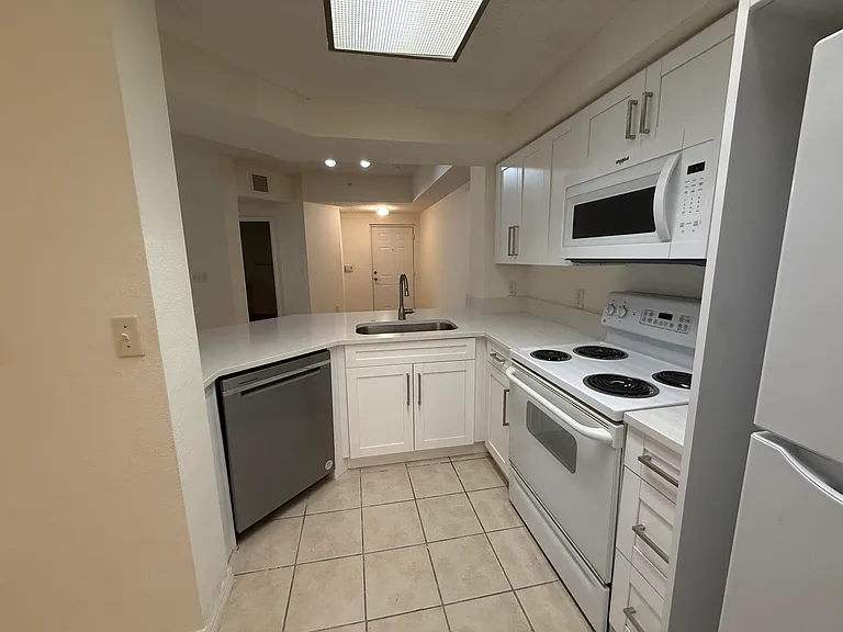 3020 Alcazar Pl #303 — Photo 4