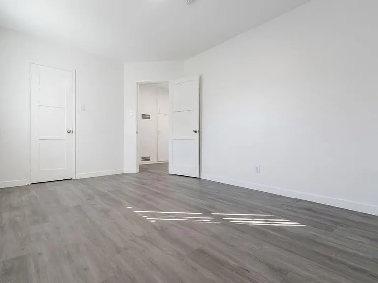 1124 W 110th St — Photo 17