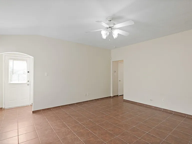 1907 Wooded Acres Dr — Photo 6