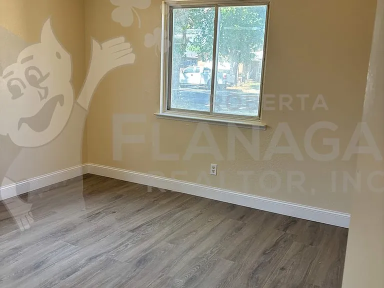 820 W 23rd St — Photo 10
