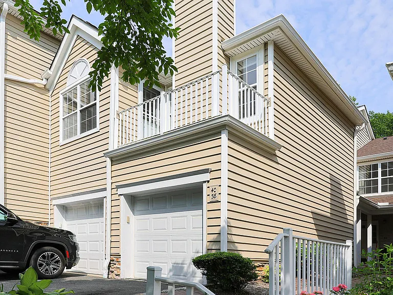 Front Right
of the Townhouse