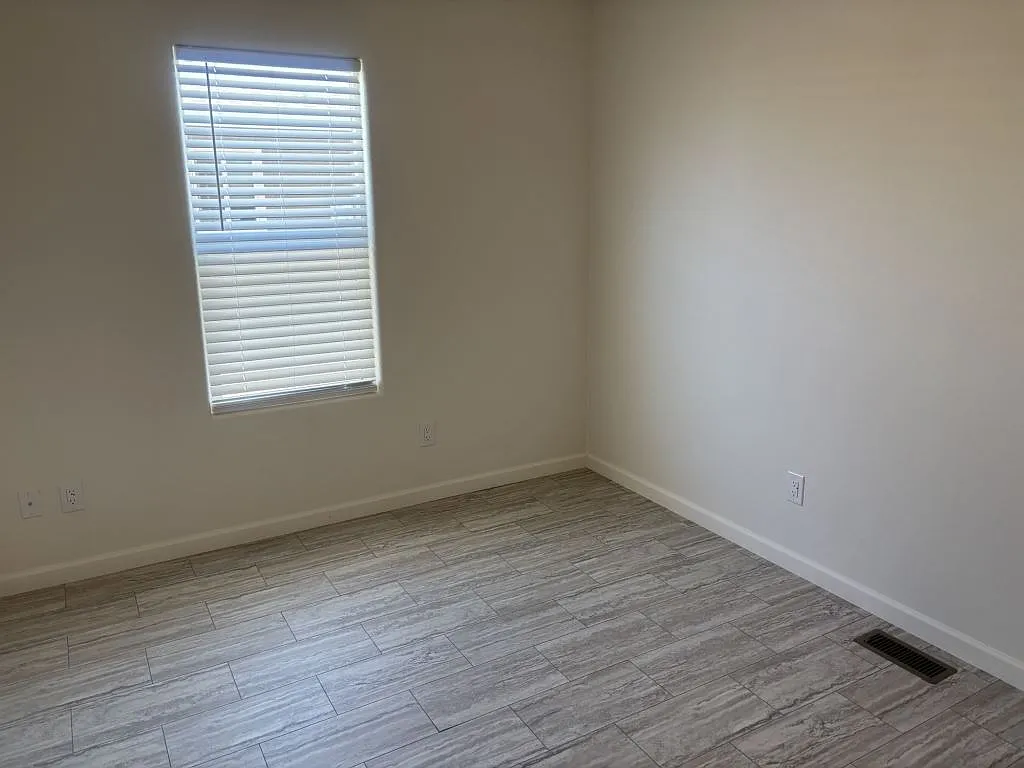 3 bed, 2.0 bath, 1404 sqft, $1,599 — Photo 4