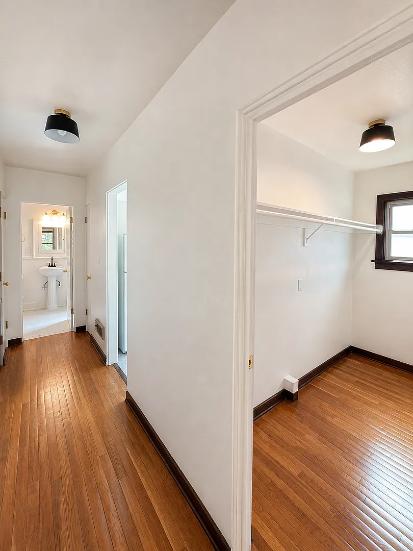 6522 Phinney Ave N — Photo 4