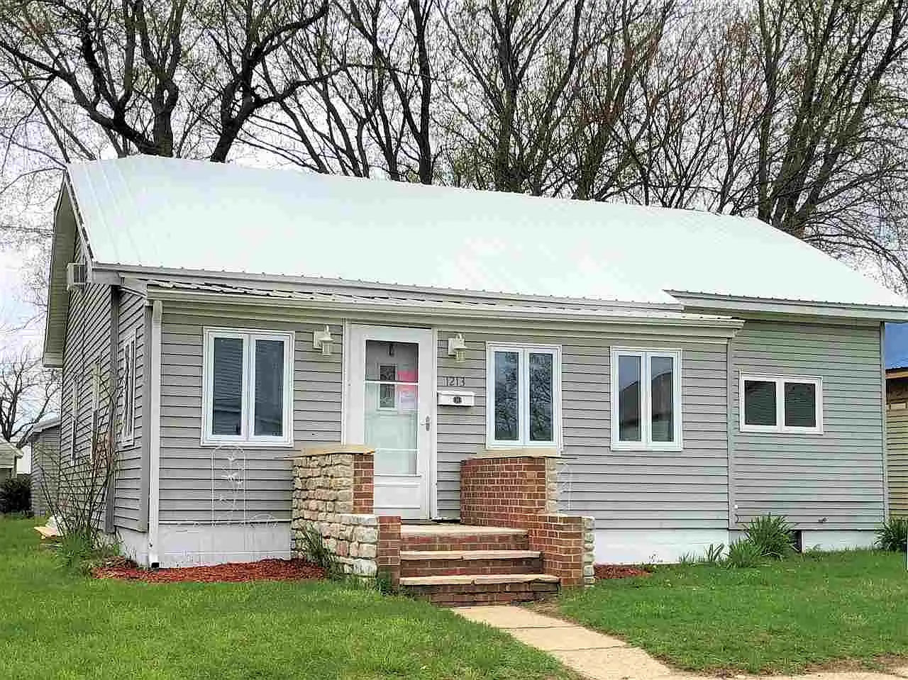 1213 N Walnut St photo 1