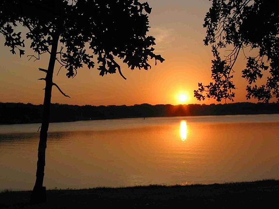 : Nearly 400 feet of shoreline to enjoy the breathtaking Texas Sunset!