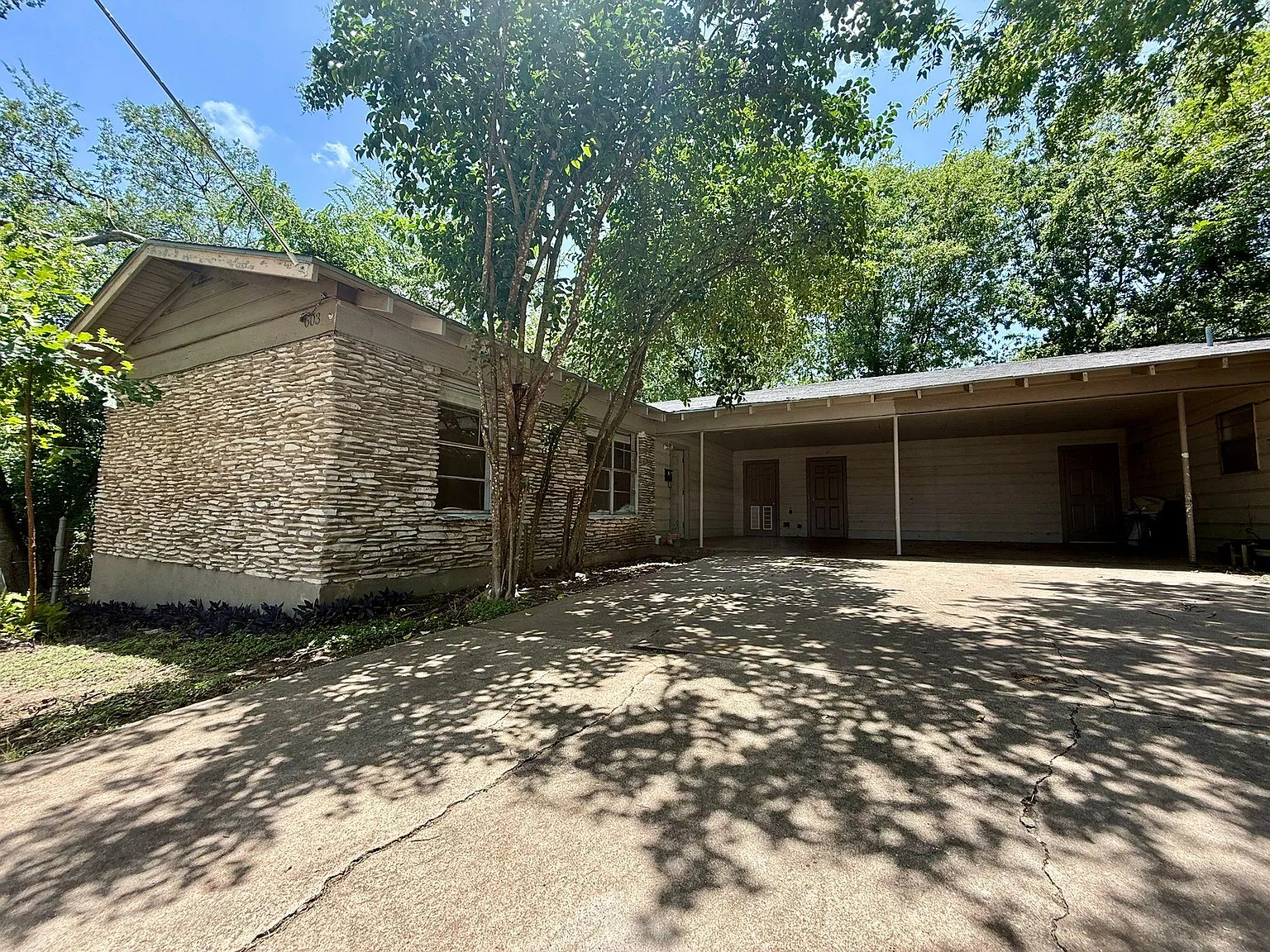 2 bed, 1.0 bath, 886 sqft, $1,595 — Photo 2