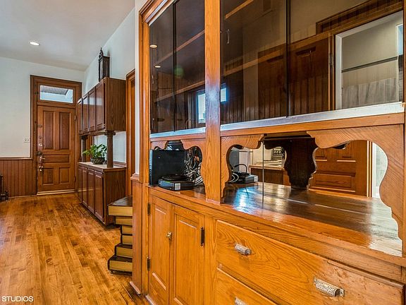 5th image of 2249 W Belmont Ave #2