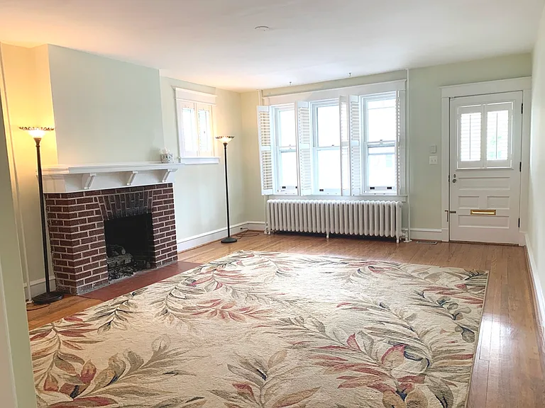 2413 W 16th St — Photo 5