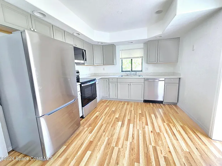 484 Poinciana Dr — Photo 8