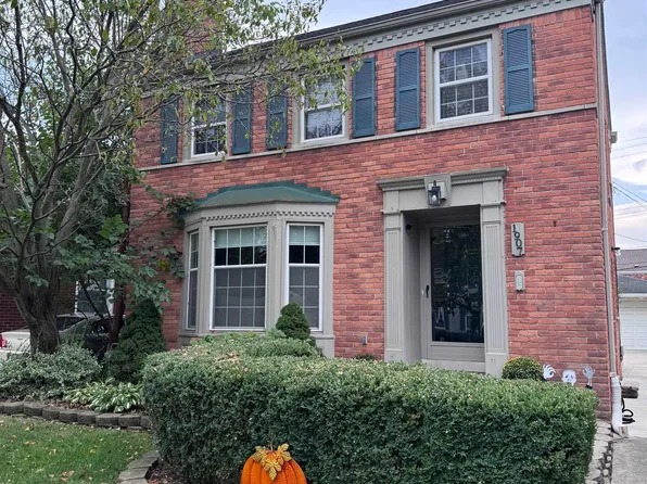 1907 Hunt Club Dr, Grosse Pointe Woods, MI 48236