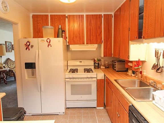 2nd image of 3813 Sherwood Dr