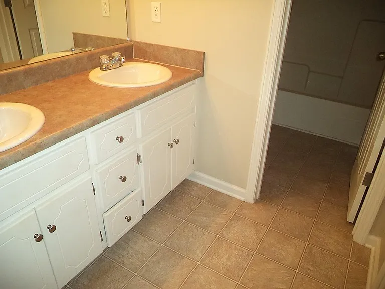 203 Winthrope Ln — Photo 8