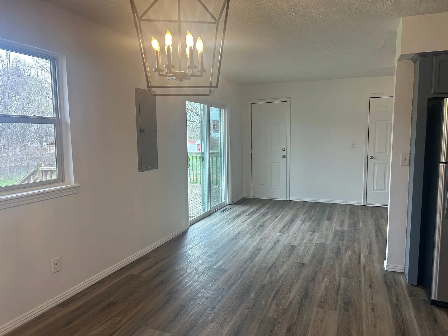 Newly Renovated 3 bedroom home — Photo 4