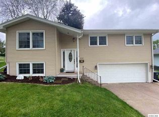 2237 Chippewa Dr, Dubuque, IA 52001