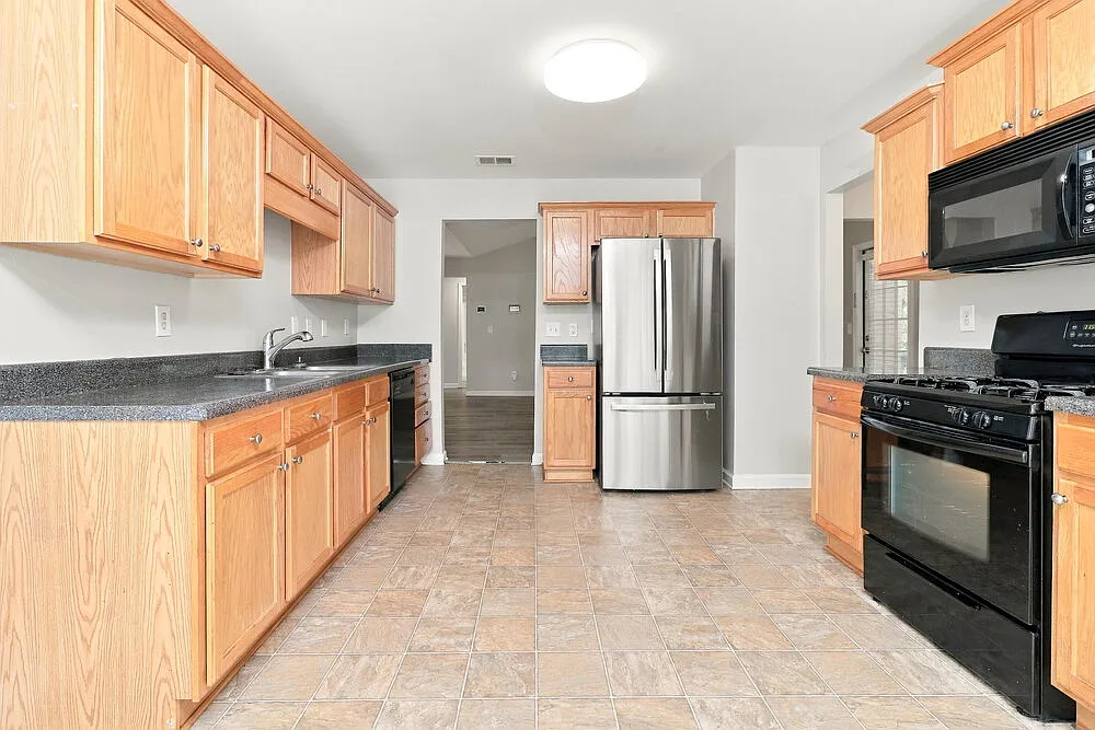 3 bed, 3.0 bath, 2082 sqft, $2,125 — Photo 4