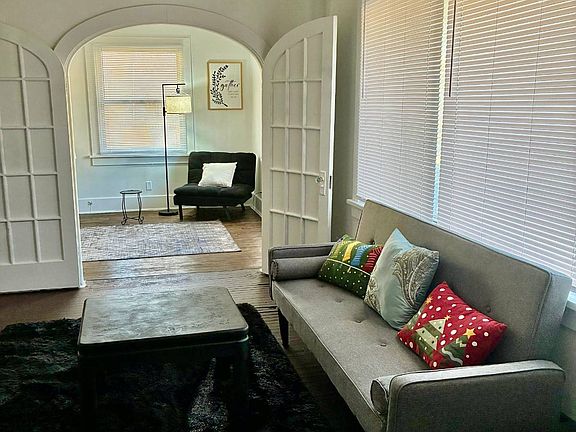 3rd image of 401 W Elliott Ave