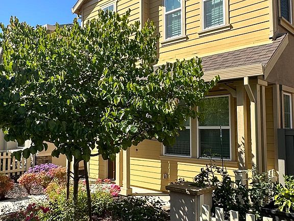 3rd image of 212 N Park Ct