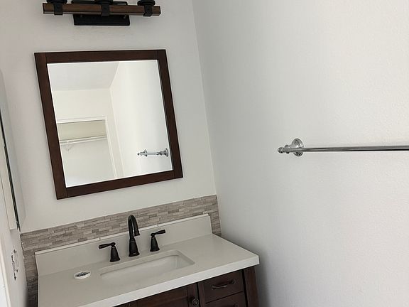 3rd image of 14711 Mooncrest Ln