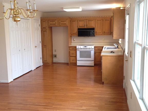 4th image of 64 Hickory Ln #2