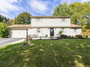 16 Pebble Hill Rd, Fairport, NY