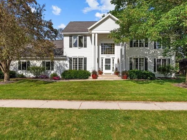1335 Bentwood LANE, Manitowoc, WI 54220