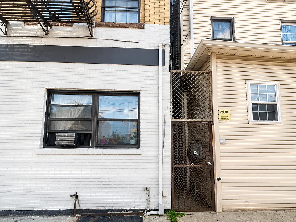 137 3rd St #2A