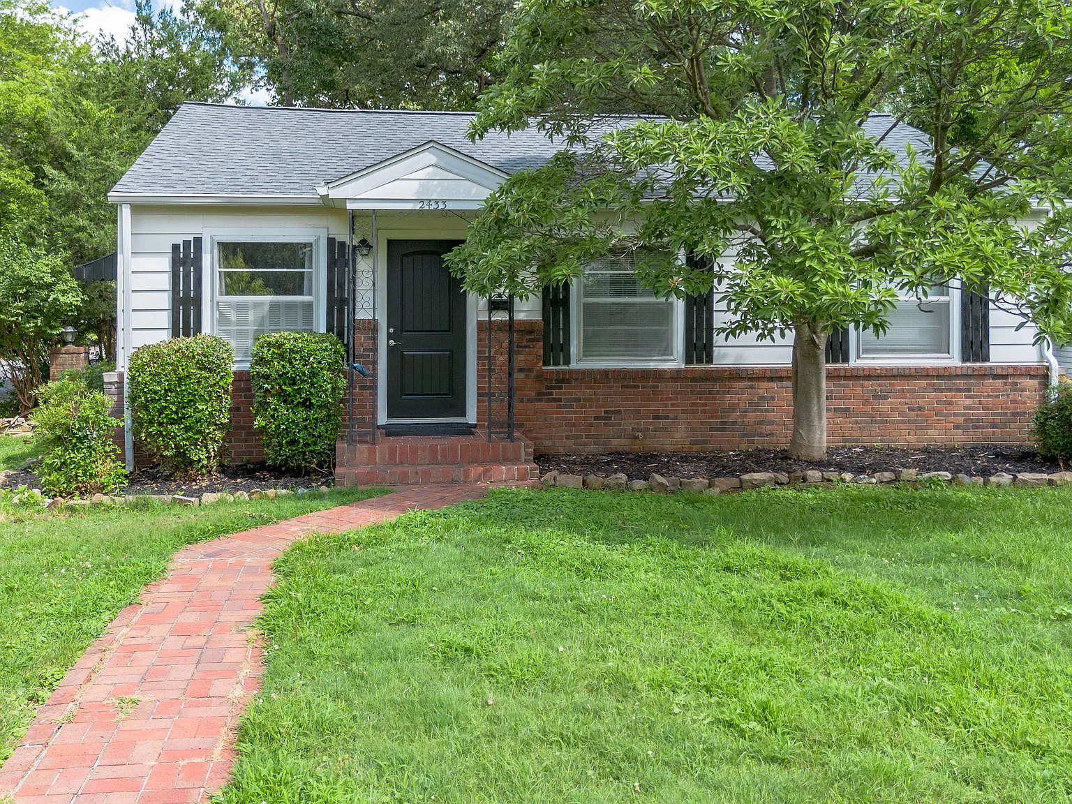 3 bed, 1.5 bath, 1076 sqft, $1,695 — Photo 1