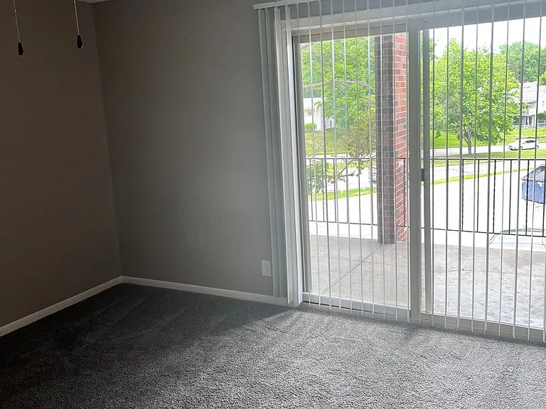 Bristol Square Apartments — Photo 338