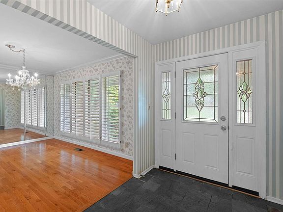 3rd image of 19 Spoede Woods Dr