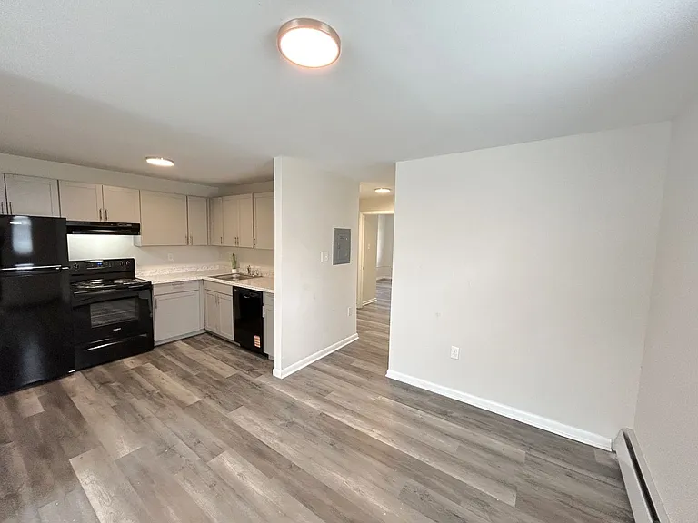 Karen Court Apartments — Photo 11
