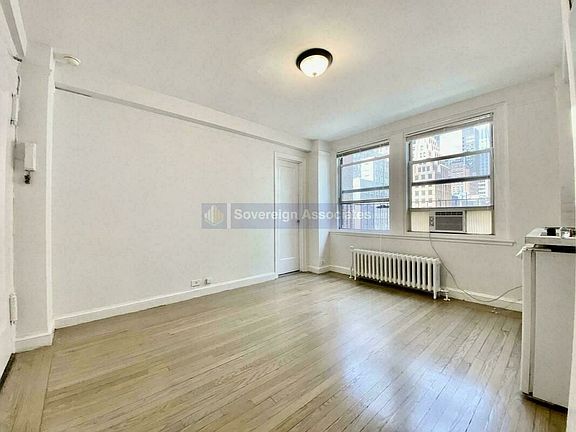 3rd image of 321 E 43rd St #1007L