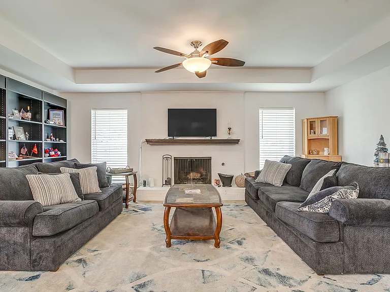 4761 Fieldcrest Dr — Photo 4