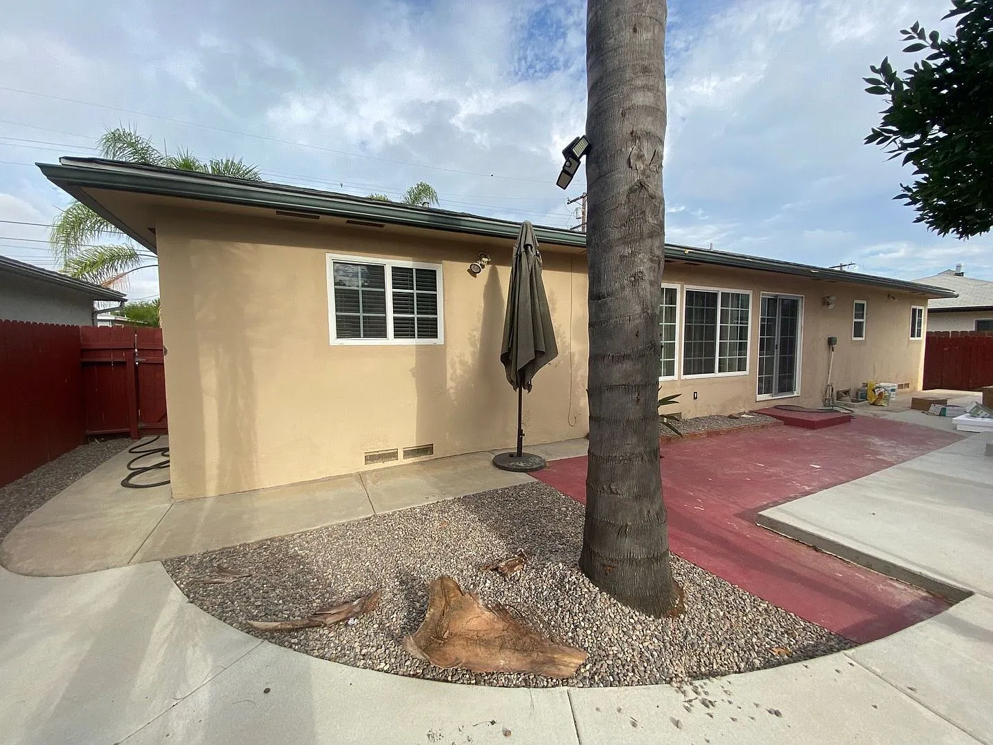 4 Bedroom House on Leo with Garage! — Photo 2