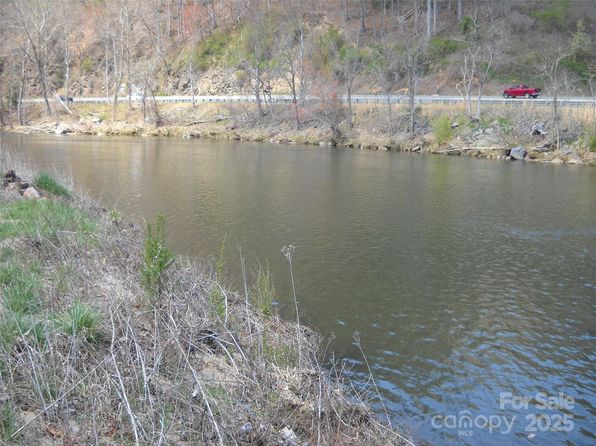 992 Hornet Dr, Whittier, NC 28789