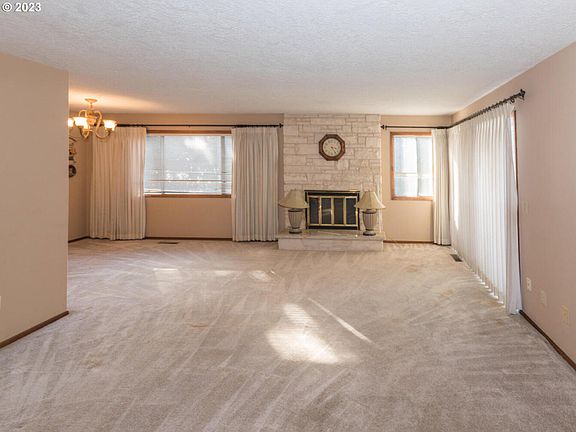 3rd image of 895 NW Riverview Ave