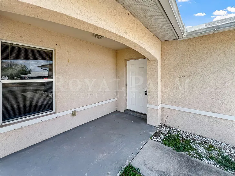 2130 NE 8th Pl — Photo 6