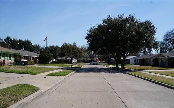 3rd image of 1043 Greenwood Ln