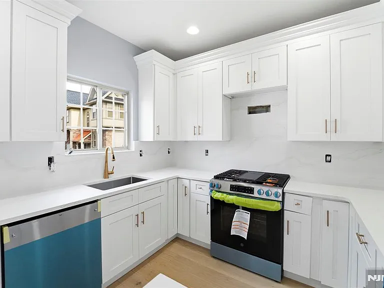 704 Green Ln — Photo 3