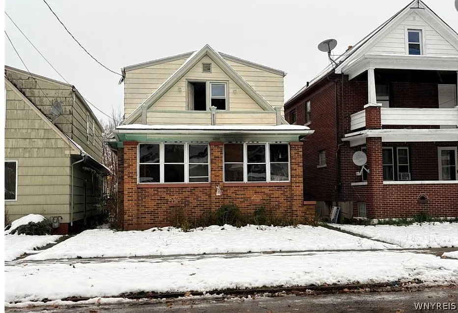2204 Woodlawn Ave photo 1