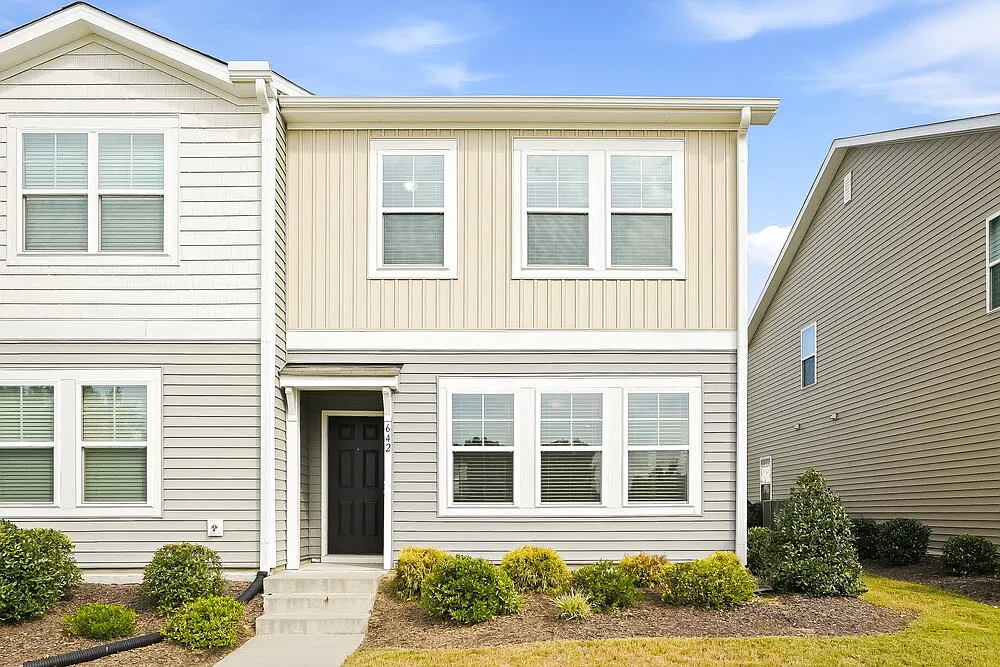 3 bed, 2.5 bath, 1590 sqft, $1,765 — Photo 1