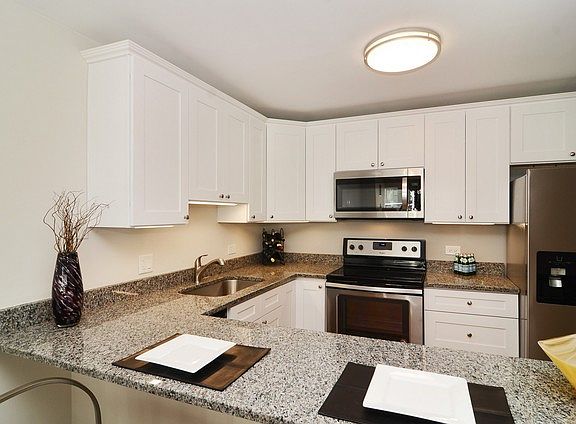 2nd image of 1540 N La Salle St #1403