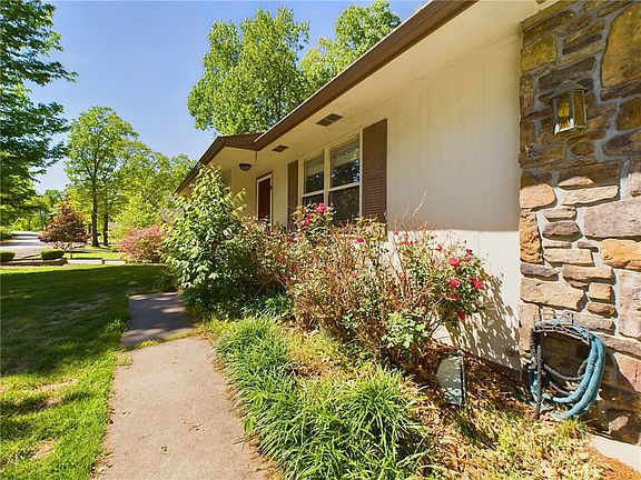 3rd image of 16 Lambourn Dr