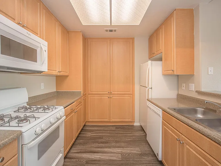 Laurel Canyon Apartment Homes — Photo 32