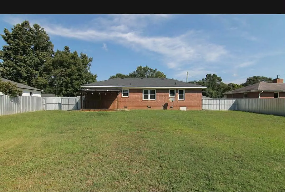 4 bed, 1.5 bath, 1373 sqft, $1,525 — Photo 2